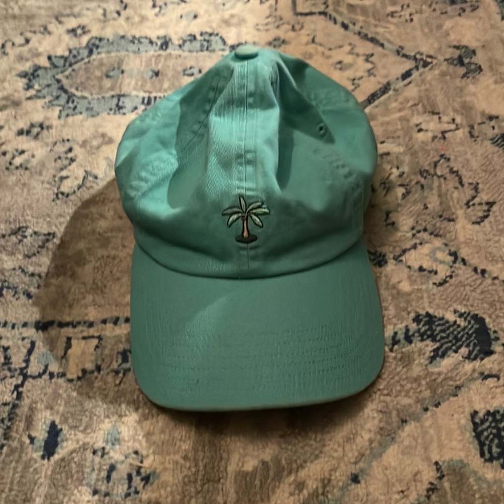 Vineyard vines tropical print palm tree hat.